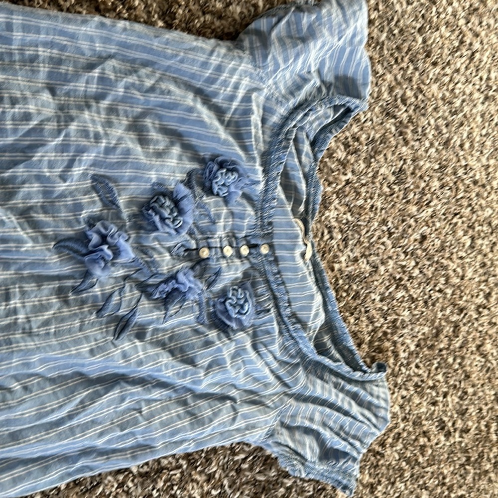 Hollister blue top with cute flower designs. - Picture 3 of 3
